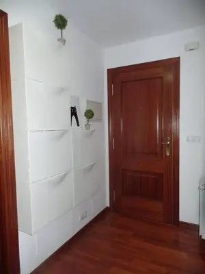 a room with a door and a wall with shelves at PISO ACOGEDOR EN SADA COZY FLAT IN SADA WiFi in Sada