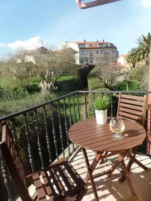 a wooden table and two chairs on a balcony at PISO ACOGEDOR EN SADA COZY FLAT IN SADA WiFi in Sada
