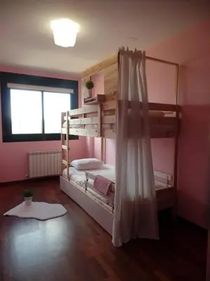 a bedroom with two bunk beds and a window at PISO ACOGEDOR EN SADA COZY FLAT IN SADA WiFi in Sada