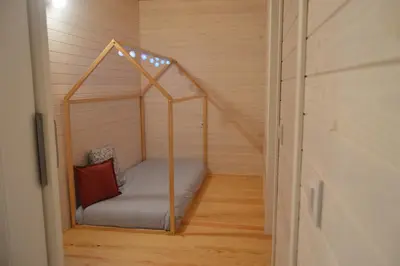 a small room with a bed in a sauna at Cabañas Enoturismo María Manuela in Pousada