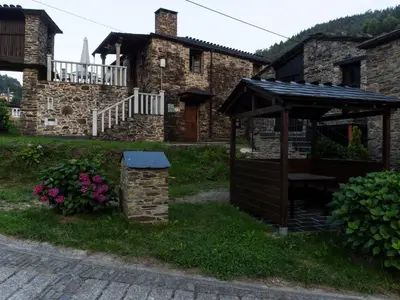 a view of the house from the driveway at Casas Rurales TAReira en Taramundi in Taramundi