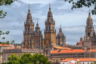 a view of a large building with tall towers at Alojamiento ideal en Santiago in Santiago de Compostela