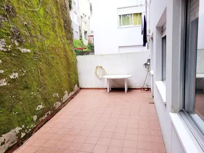 a bathroom with a bath tub next to a wall at Amplio piso con terraza en el Camino y Catedral in Santiago de Compostela