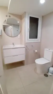 a bathroom with a toilet and a sink and a mirror at AMPLIO PISO LUMINOSO CERCA DEL CAMINO Y CATEDRAL C3 in Santiago de Compostela
