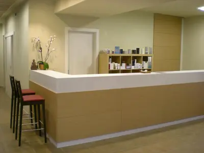 a lobby with a reception counter with a chair and a counter at PR Albeitaría in Reis