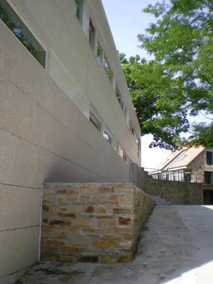 a building with a brick wall next to a sidewalk at PR Albeitaría in Reis