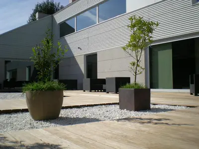 a building with two potted plants in front of it at PR Albeitaría in Reis