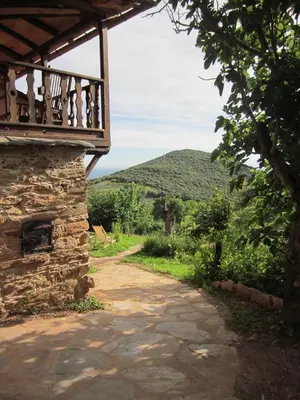 a path leading to a house with a balcony at Louteiro de las Médulas in Orellán