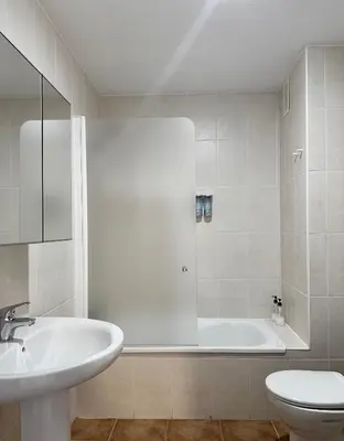 a bathroom with a tub and a sink and a toilet at Lemos Nube in Monforte de Lemos