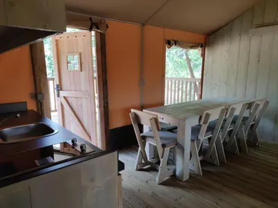 a kitchen with a table and chairs in a room at TEIRABOA BASE CAMP in Arzúa