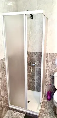 a shower with a glass door in a bathroom at Apartamento Ultreia in Palas de Rei