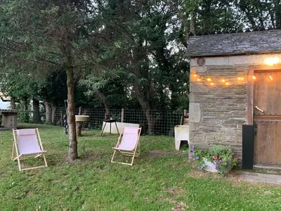 two chairs sitting in a yard next to a shed at Cabaña - A Pastoriza - Lugo in Baltar
