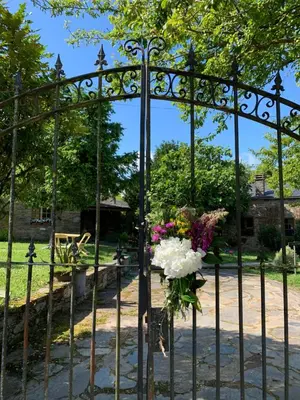 a gate with a bunch of flowers on it at Cabaña - A Pastoriza - Lugo in Baltar