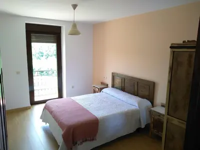a bedroom with a bed and a window at Casa Valdequiruelo in Vanidodes