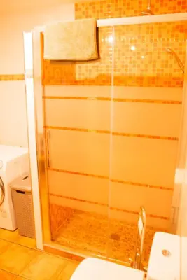 a glass shower in a bathroom with a toilet at Casa Valdequiruelo in Vanidodes