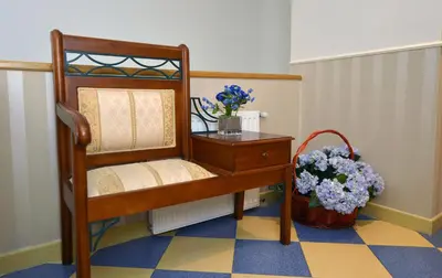 a room with a chair and a basket of flowers at Hostal Linares in Ribadeo