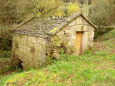 an old stone house sitting in the grass at Casa de pueblo en Galicia, A Forneira in Leiro