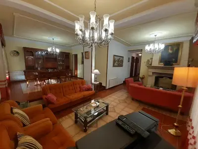 a living room with a red couch and chairs at Casa independiente para grandes grupos y familias in Valeije
