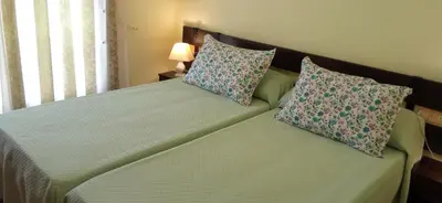 a bedroom with a bed with two pillows at Casa independiente para grandes grupos y familias in Valeije