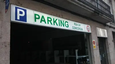 a parking sign on the side of a building at LUXURY DescansoTERMAL in Ourense