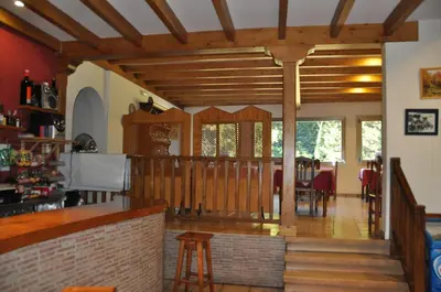 a kitchen and dining room with a wooden ceiling at Casa Polín in Las Herrerías