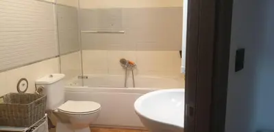 a bathroom with a toilet and a tub and a sink at Apartamento tranquilo in Ponferrada