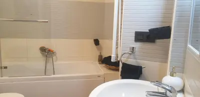 a bathroom with a tub and a toilet and a sink at Apartamento tranquilo in Ponferrada