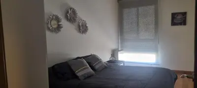 a bedroom with a bed with two pillows and a window at Apartamento tranquilo in Ponferrada