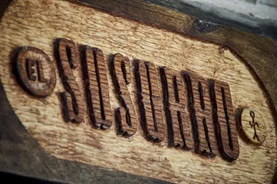 a wooden sign with the words pendulumulum on it at casa el susurro in Ponferrada