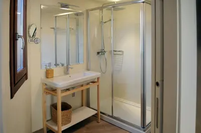 a bathroom with a sink and a shower at APARTAMENTOS TURÍSTICOS GUIANA in Ponferrada