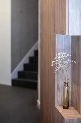 a vase with flowers on a shelf in a hallway at Hostal Pórtico in Betanzos