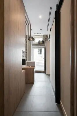 a hallway leading to a kitchen in a house at Hostal Pórtico in Betanzos