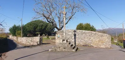 a stone wall with a cross on top of it at Casa Rural Rectoral Santa Baia in Boimorto
