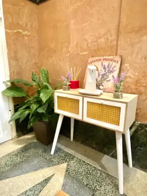 a white console table with a chair and plants at ARENAL HOME, PARKING GRATIS in Lugo