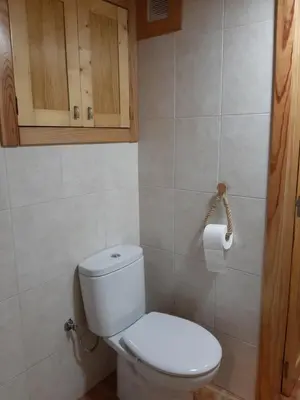 a bathroom with a toilet and a toilet paper roll at Casa da mestre in Crecíente