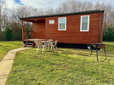 a cabin with a table and chairs in front of it at La Villa del Karting in El Teso