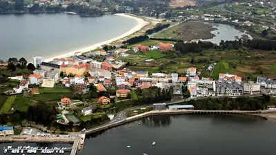 an aerial view of a city next to a beach at Piso céntrico en Miño. in Miño