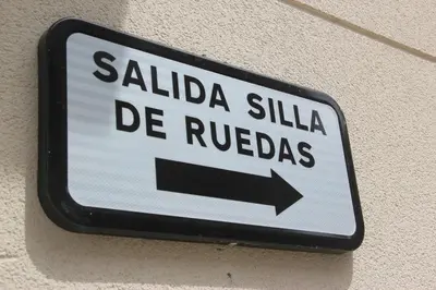 a street sign with an arrow on a wall at Piso céntrico en Miño. in Miño