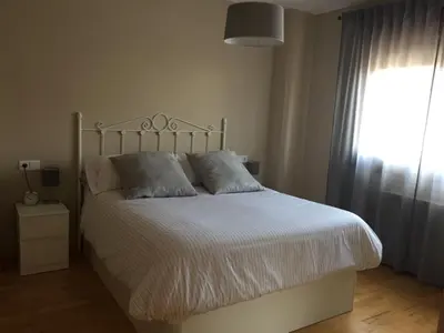 a bedroom with a bed and a window at Precioso adosado a 5 minutos de la playa de Miño in Miño