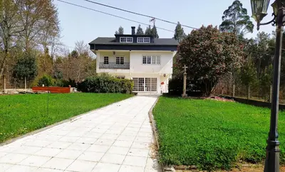a white house with a driveway in front of it at Finca Segade in A Estrada