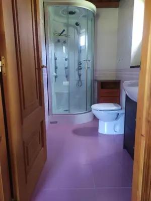a bathroom with a glass shower and a toilet at CASA 