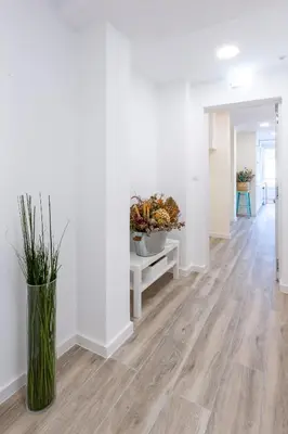 a hallway with white walls and a vase on the floor at MIRADOR DE LA MURALLA in Betanzos