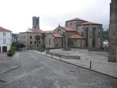 an empty street in front of an old building at MIRADOR DE LA MURALLA in Betanzos