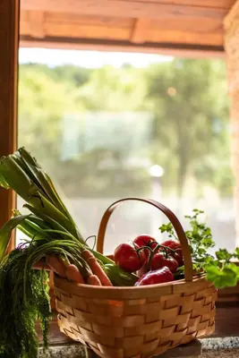 a basket of vegetables sitting on a window sill at Casa de lujo en la Ribeira Sacra in Acova