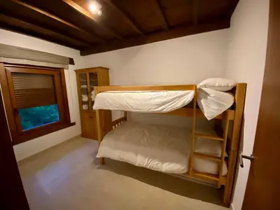 a room with two bunk beds and a window at Casa de lujo en la Ribeira Sacra in Acova