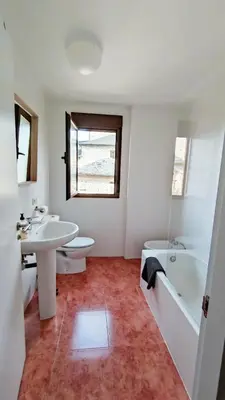 a bathroom with two sinks and a tub and a toilet at Morgon House in Molinaseca