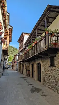 an empty street with a building with a balcony at Morgon House in Molinaseca