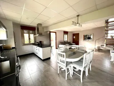 a kitchen and dining room with a table and chairs at Casa nueva con jardín y wifi en Ribeira Sacra in Castrelo