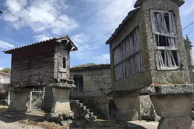 an old building with a window on the side of it at CASA ALBA DE SAN ROMÁN in Ourense