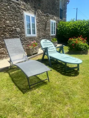 two chairs and a bench sitting in the grass at VUT Boente in Boente